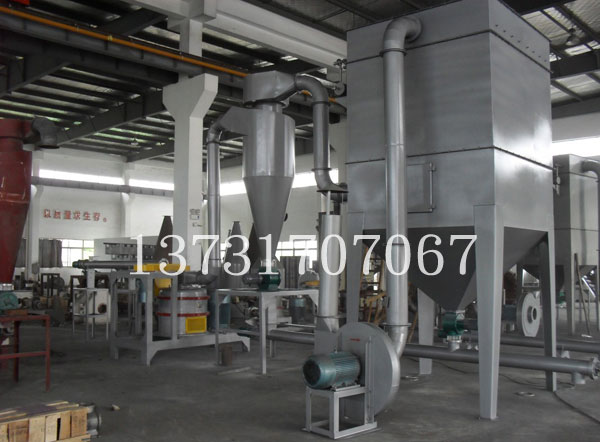 石（shí）墨機加工（gōng）車間的布袋除塵器（qì）