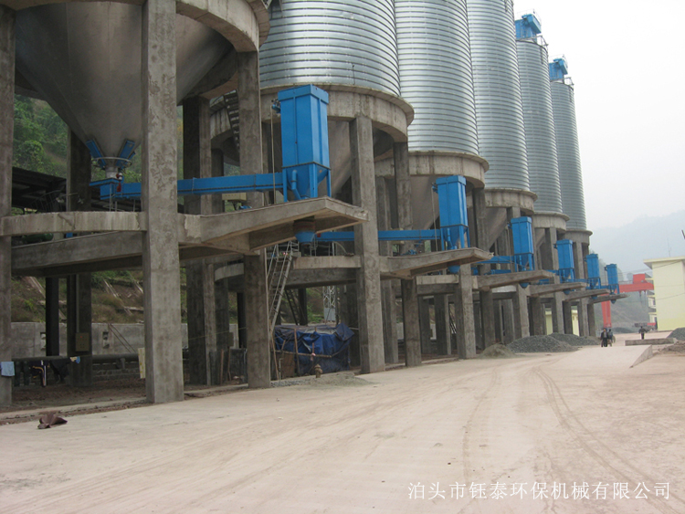 甘肅天水水泥廠（chǎng）庫（kù）側散裝機除塵器正常運行（háng）