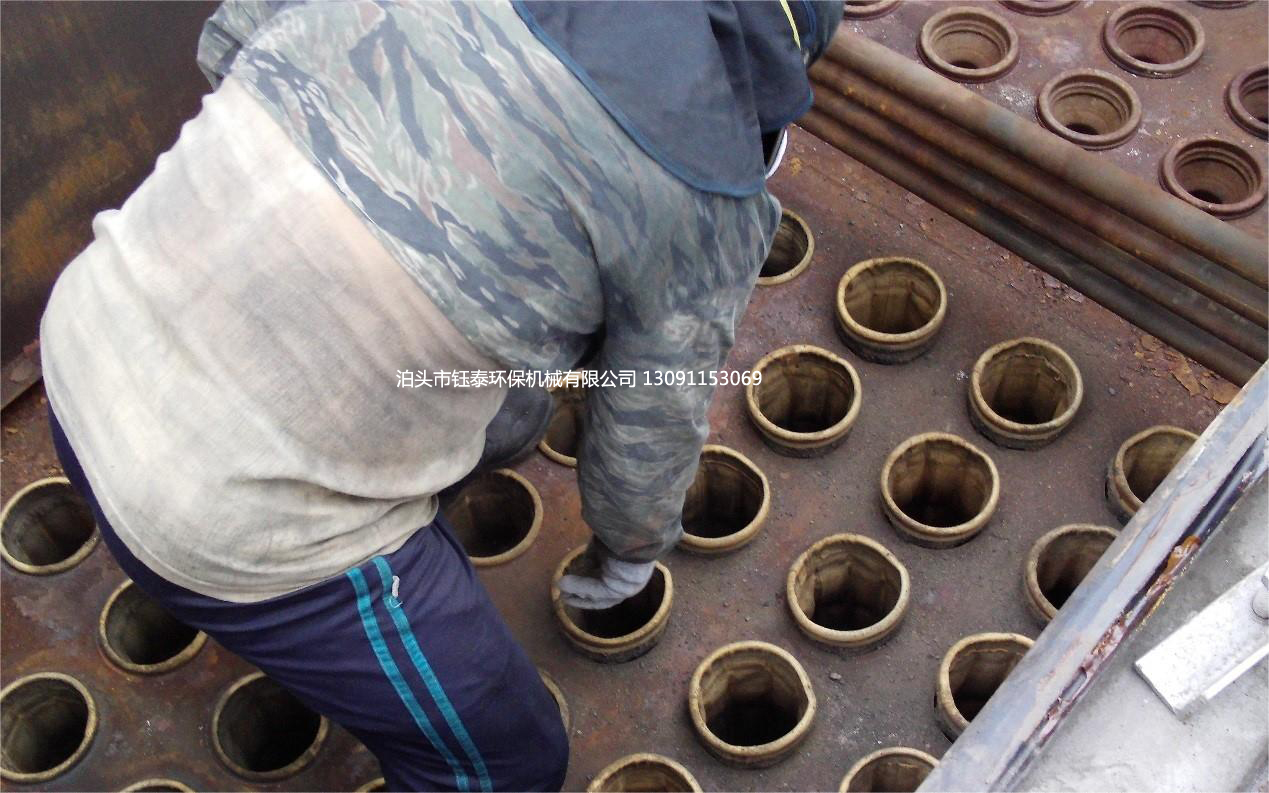 新疆石河(hé)子30T鍋(guō)爐除塵器布袋更換(huàn)中 新疆石河子30T鍋爐除塵器布袋更換中