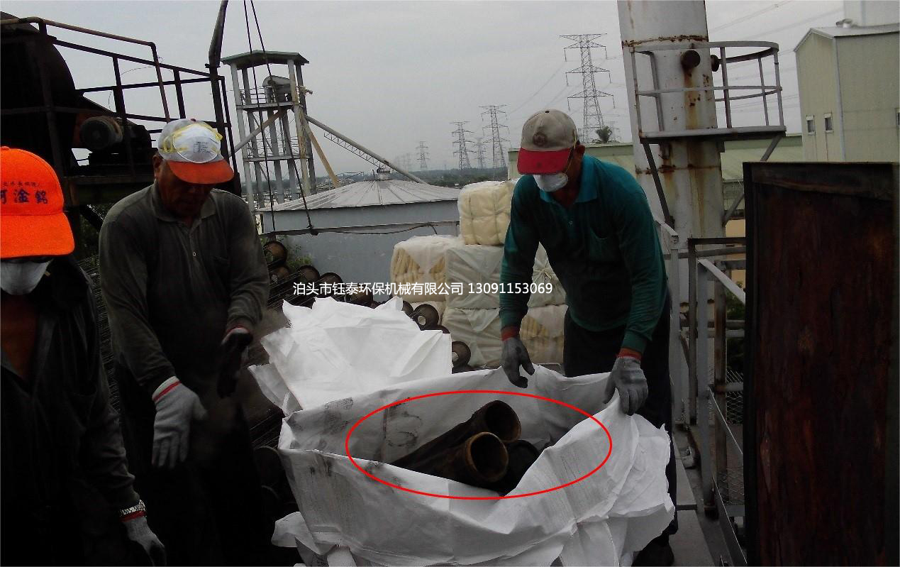 新(xīn)疆石河子30T鍋爐除塵(chén)器布袋更換中 新疆石河子30T鍋爐除塵器布袋更換中