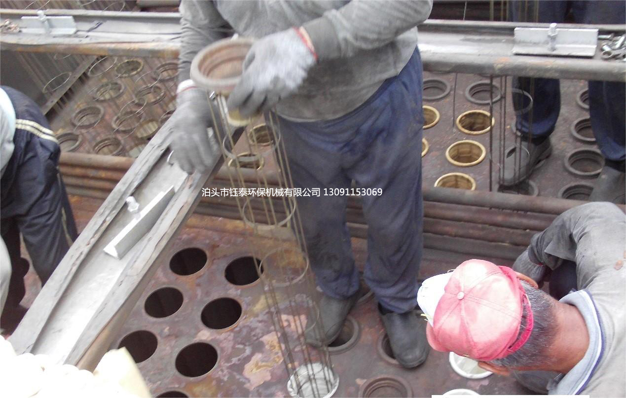 新疆石河子30T鍋爐除塵器布袋更換中 新疆石河子30T鍋(guō)爐除塵器布袋更換中(zhōng)