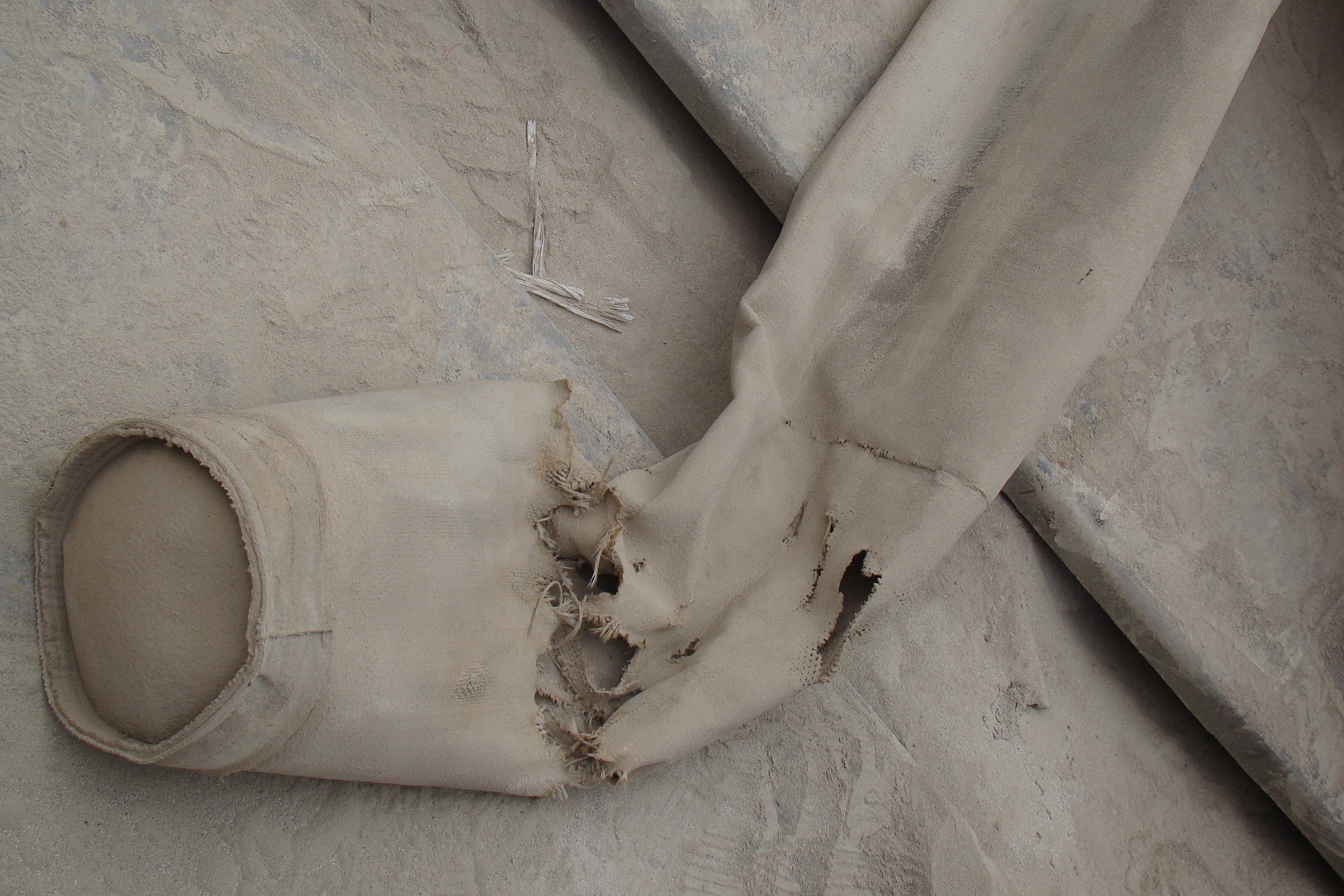 布袋式除塵（chén）器實際應用中濾袋的破損形（xíng）式及原因解密