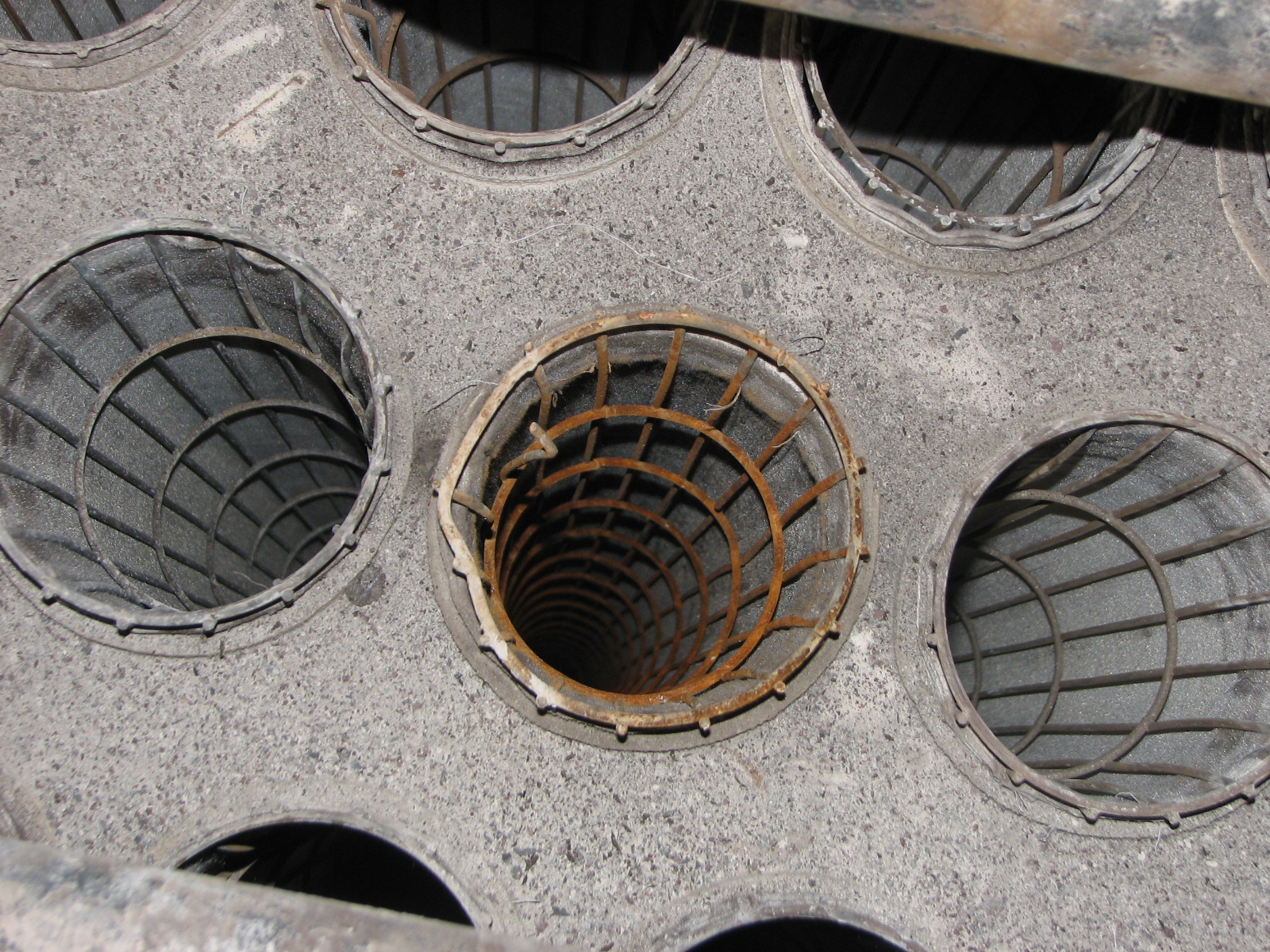 布袋式除塵器實際應用中濾袋的破（pò）損形式及原因解密（mì）